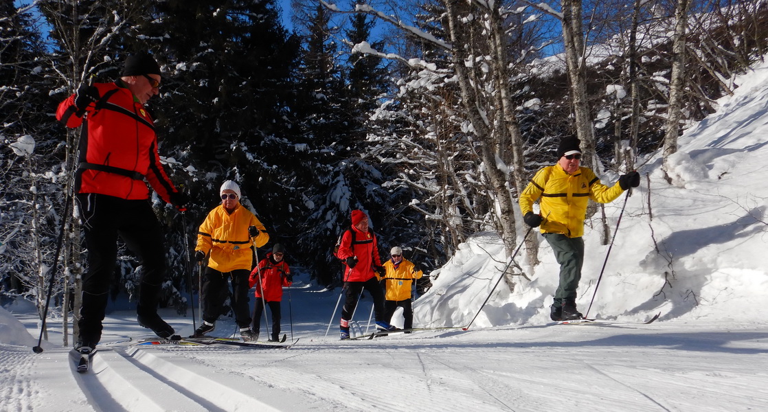 Un groupe de trois tandems pendant une activité de ski de fond. 